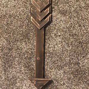 Arrow that hangs on wall